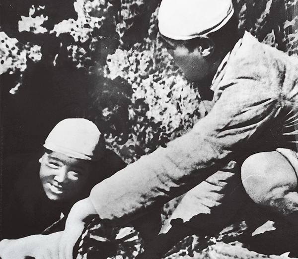 和戰友一起燒炭的張思德