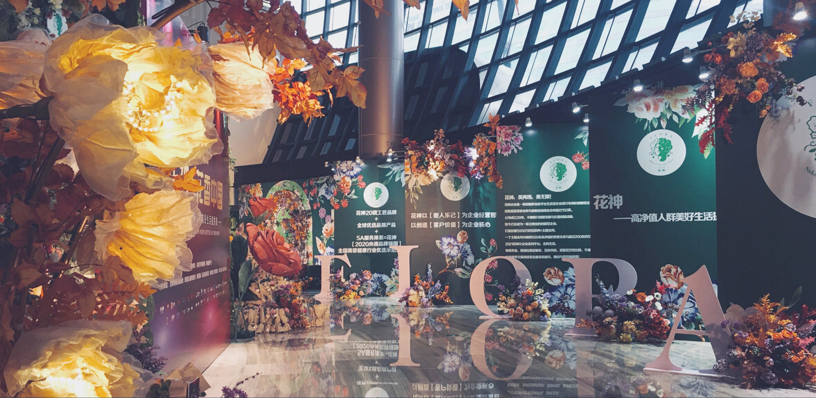 �������չ�[